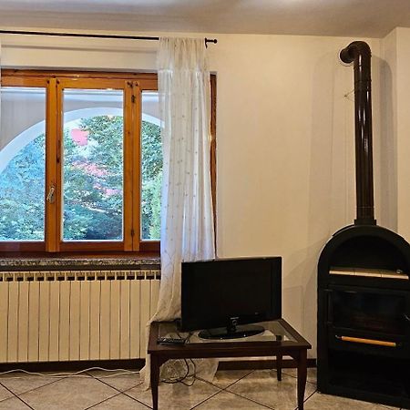 Appartamento Con Ingresso Autonomo, Giardino Privato E Portico Introbio ภายนอก รูปภาพ