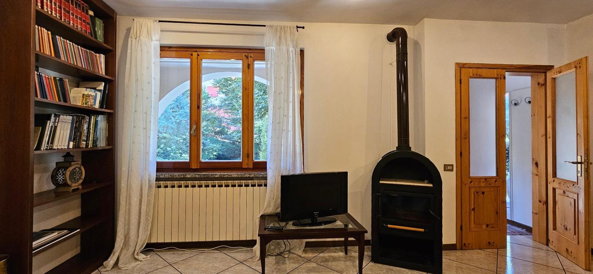Appartamento Con Ingresso Autonomo, Giardino Privato E Portico Introbio ภายนอก รูปภาพ