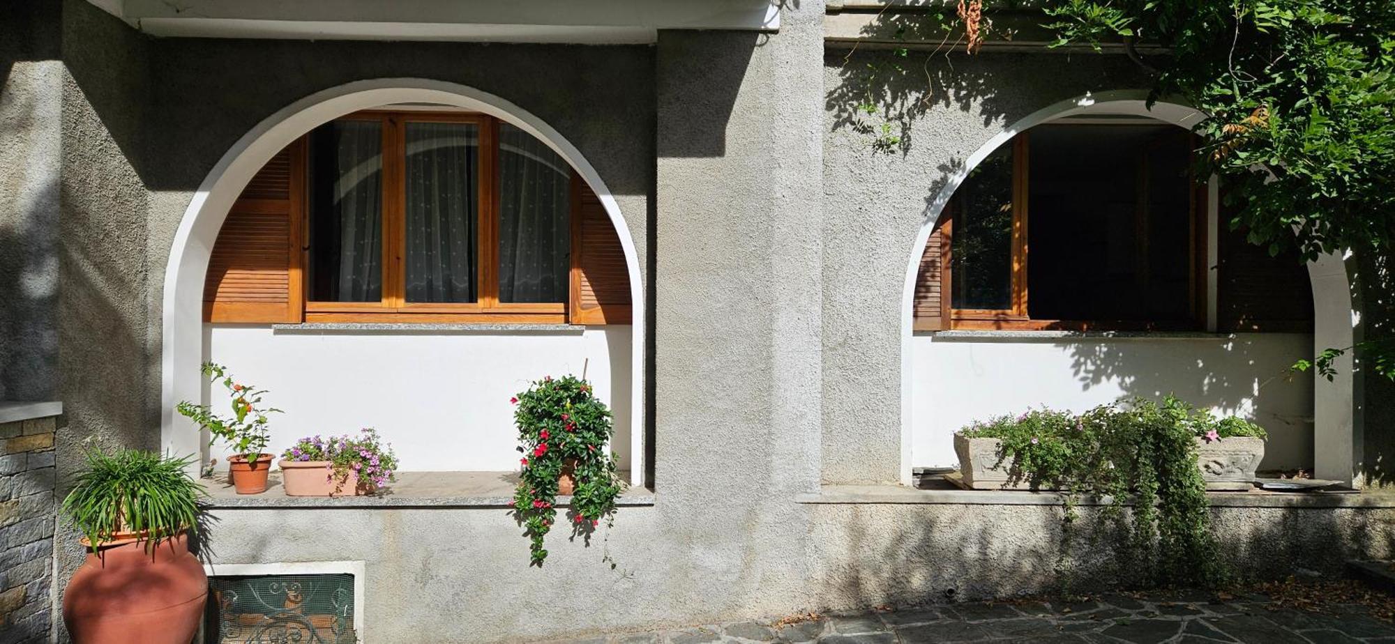Appartamento Con Ingresso Autonomo, Giardino Privato E Portico Introbio ภายนอก รูปภาพ
