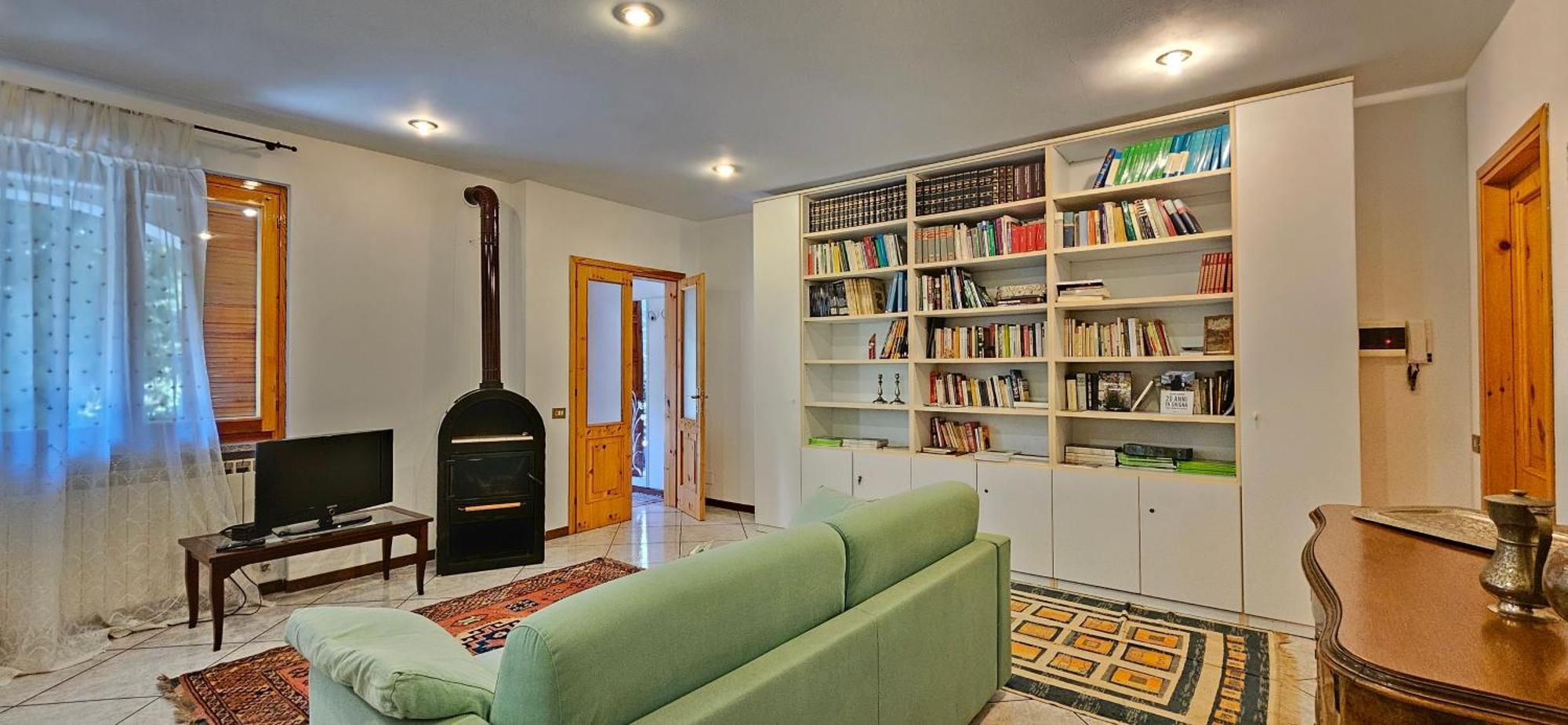 Appartamento Con Ingresso Autonomo, Giardino Privato E Portico Introbio ภายนอก รูปภาพ